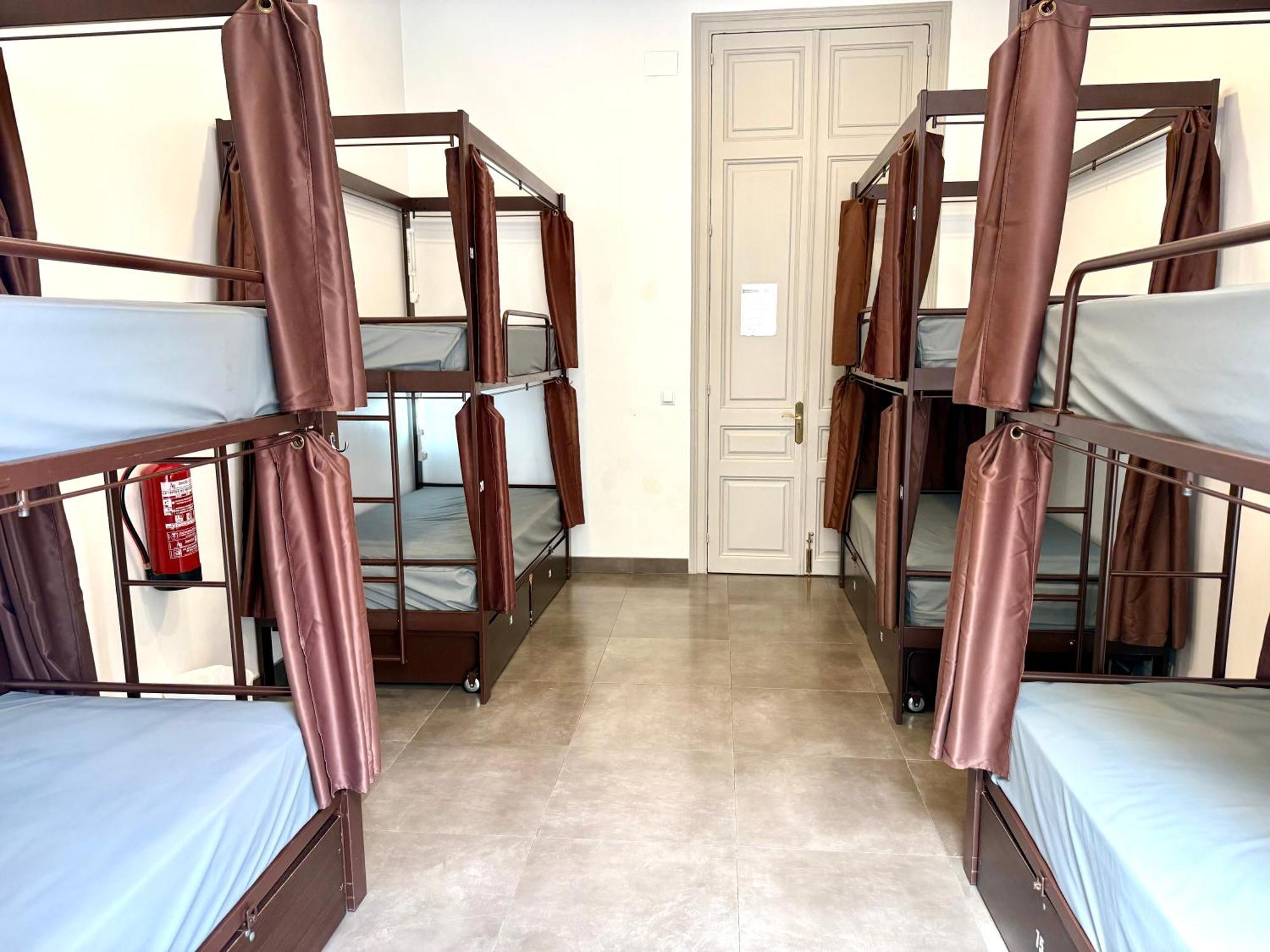 Hip Karma Hostel Барселона Экстерьер фото